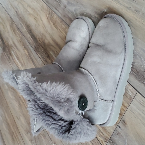 Ugg Women Bailey Button II Booties Sheepskin shoes sz 8 - Picture 2 of 16